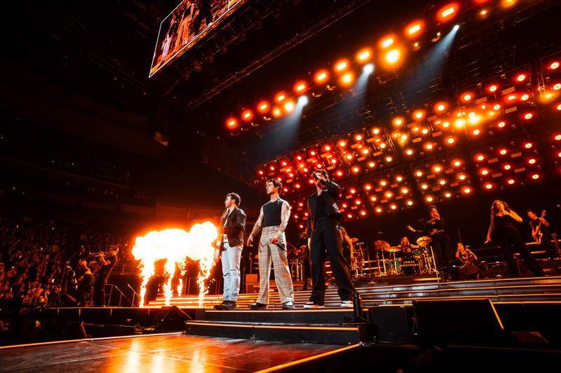 Vari-Lite VL5LEDs and VL3600s create “wall of light” for Jonas Brothers