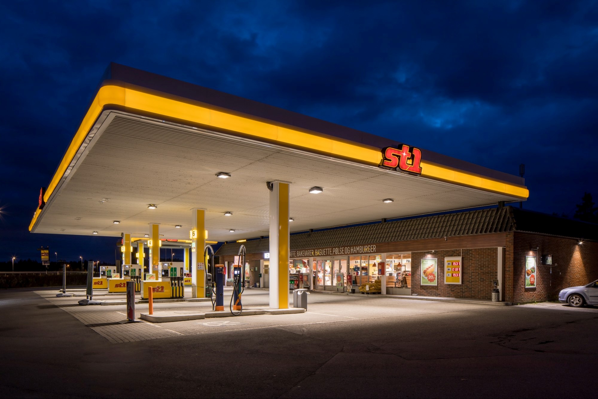 St1 fuel station forecourt with Glamox lighting